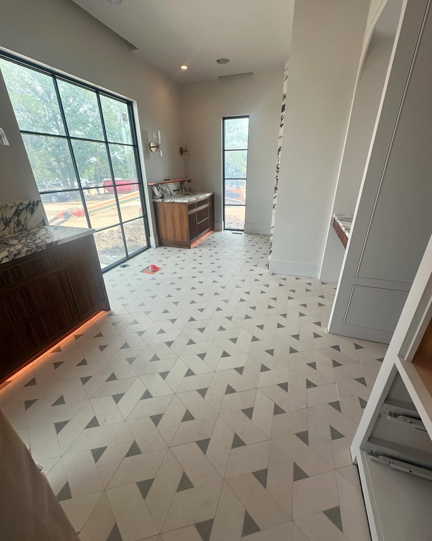 Triangle-pattern mosaic bathroom floor